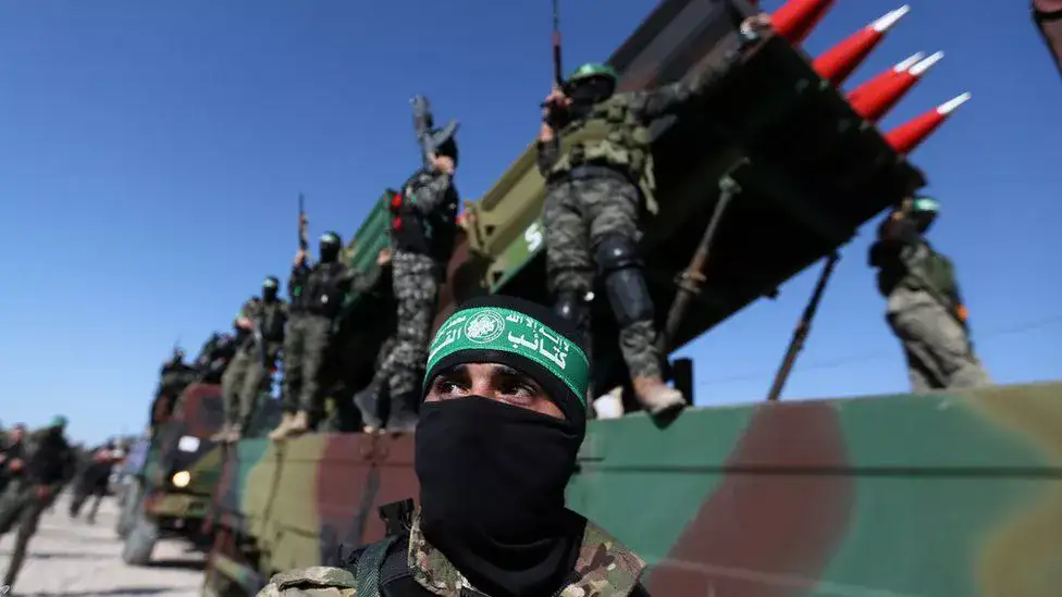 Hamas parade with missiles